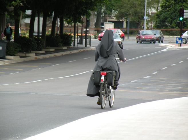  bonne soeur à vélo
